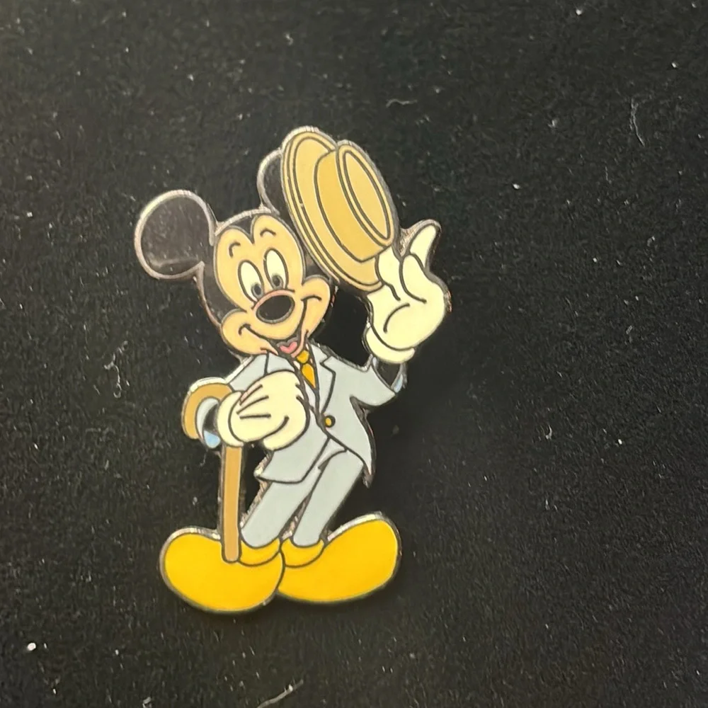 Springtime Straw Hat Mickey
Mickey Mouse Trading Pin - Picture 3 of 5